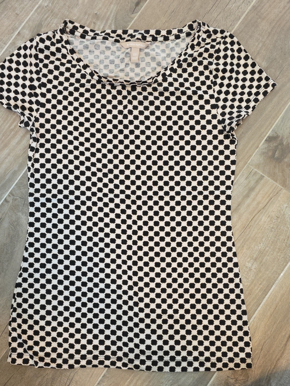 Banana Republic Black and White Dot Pattern Short Sleeve Tee